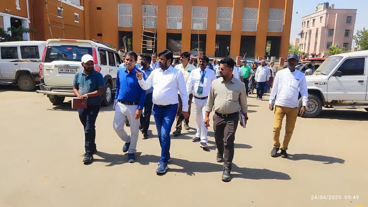 पूर्व रेलवे के प्रिंसिपल चीफ इंजीनियर पहुंचे जमालपुर, यार्ड व स्टेशन परिसर का किया निरीक्षण