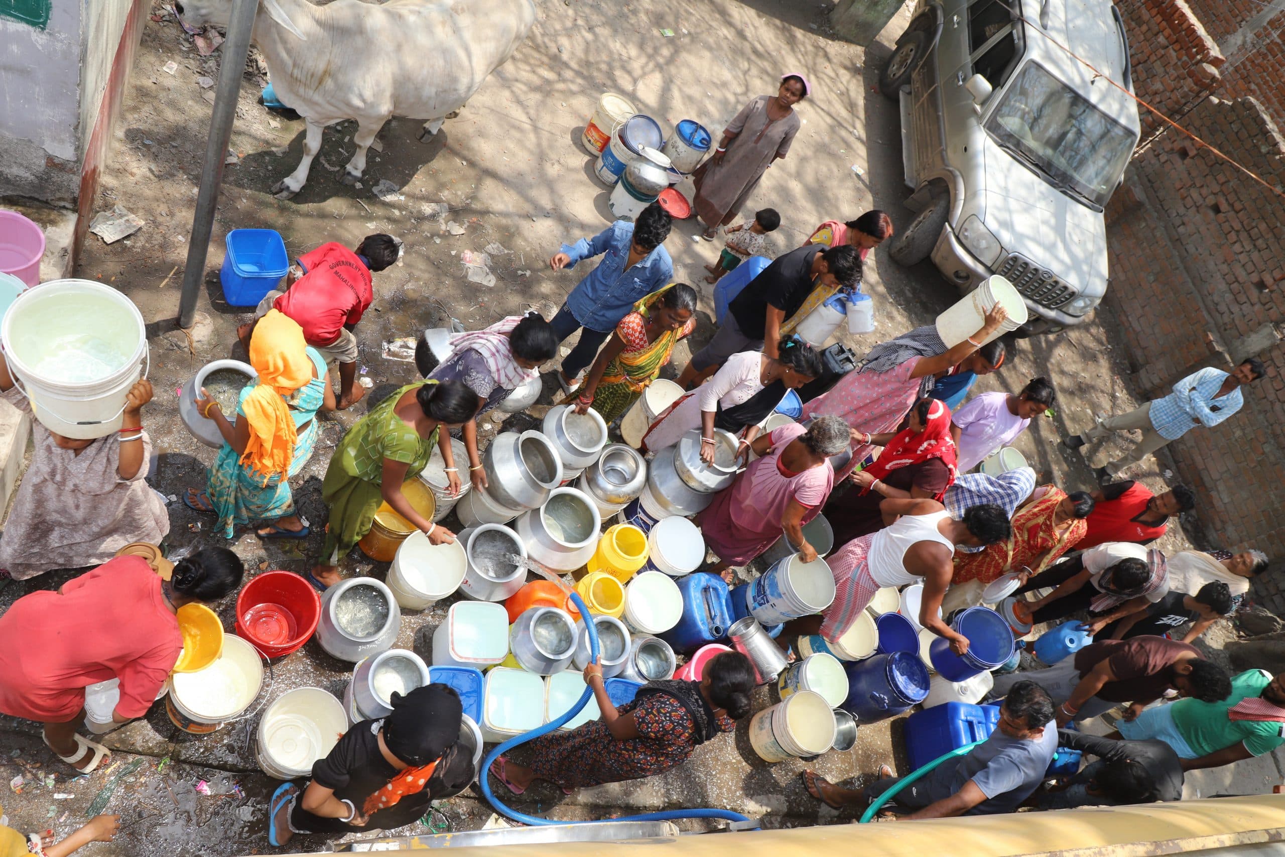 Jamshedpur News : बाबूडीह : टैंकर पहुंचते ही घर से बाल्टी, डेगची व डिब्बा लेकर दौड़ते हैं लोग