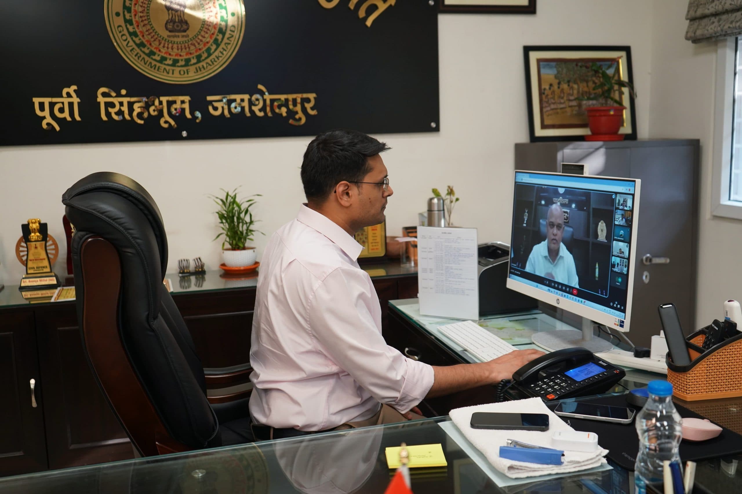 Jamshedpur News : धालभूमगढ़ एयरपोर्ट, फुलडुंगरी रोड की जमीन के लिए वन विभाग से जल्द लें एनओसी : डीसी