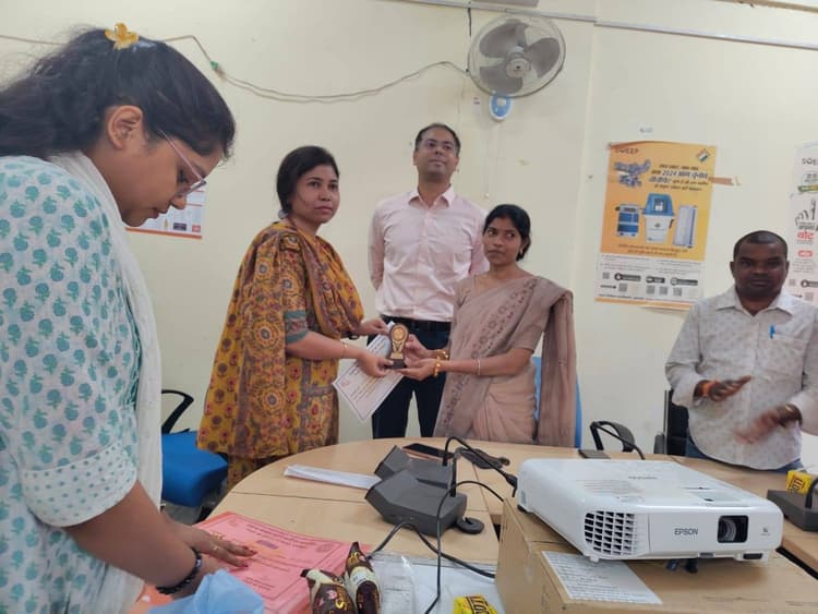 Jamshedpur News : जमशेदपुर प्रखंड में तीन पंचायत सचिवों को किया गया सम्मानित