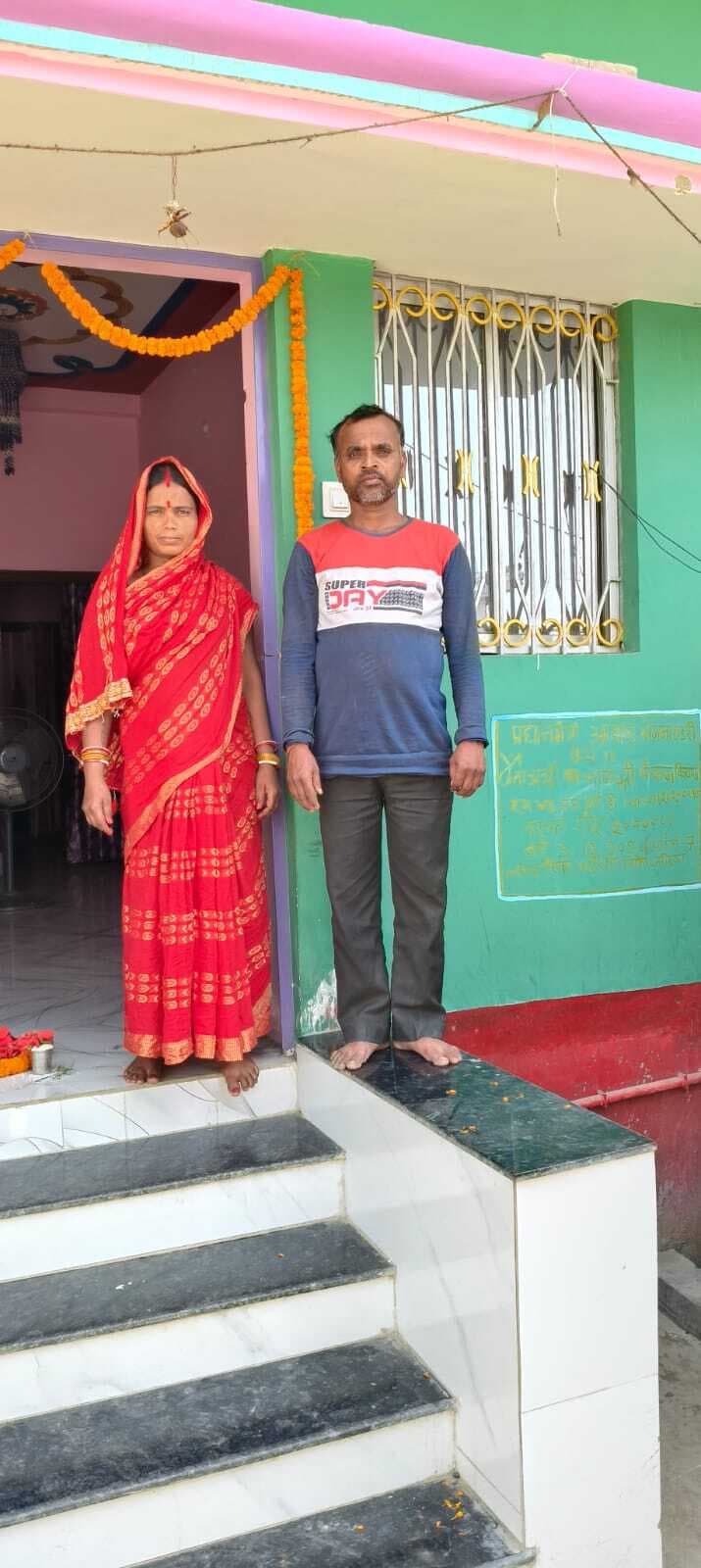 आवास लाभुक को कराया गृह प्रवेश