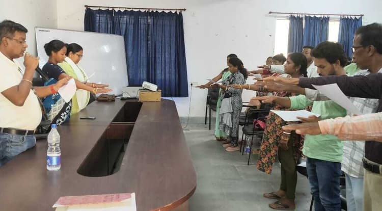 Seraikela News : पंचायती राज दिवस पर पानी बचाने की शपथ दिलायी गयी