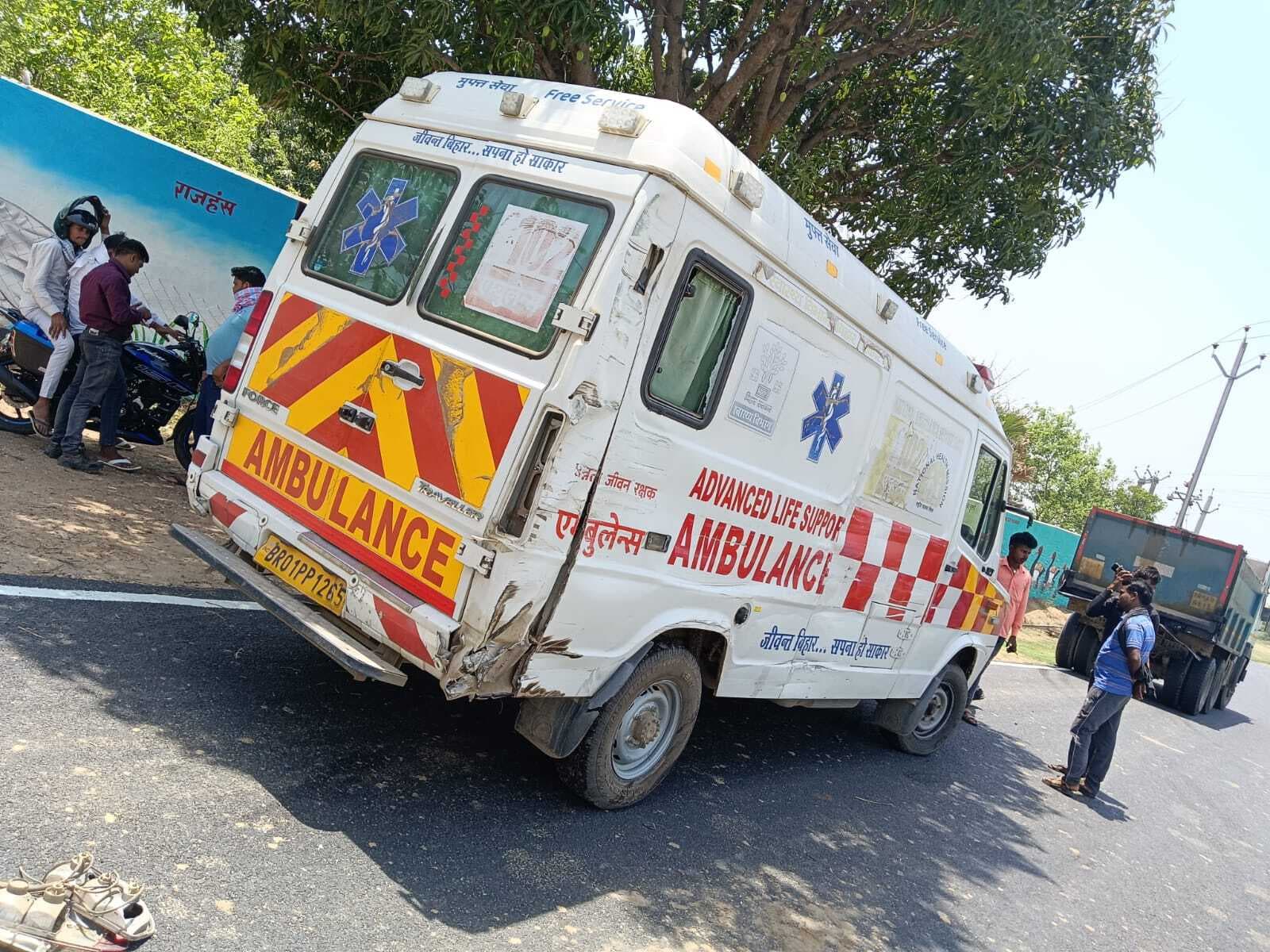 एम्बुलेंस व हाइवा में टक्कर, चालक की बची जान