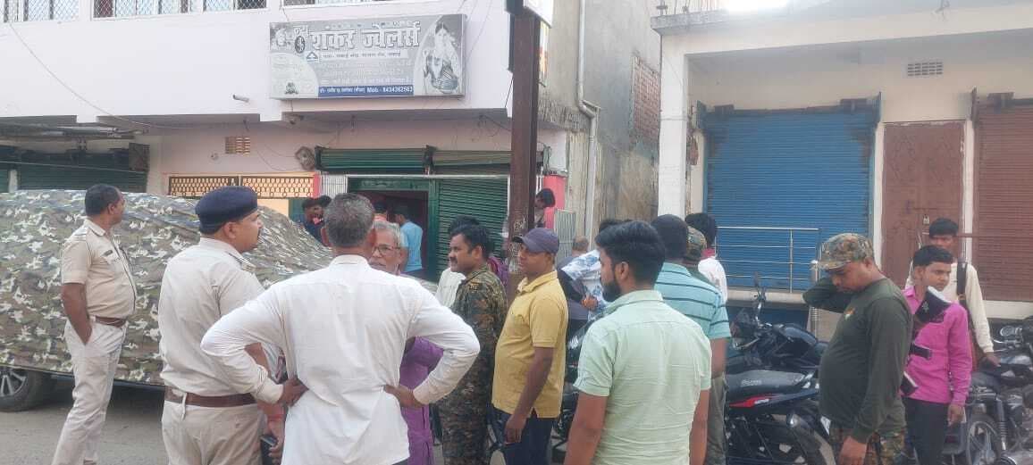 ज्वेलरी शॉप का ताला तोड़ लाखों रुपये के आभूषण की चोरी