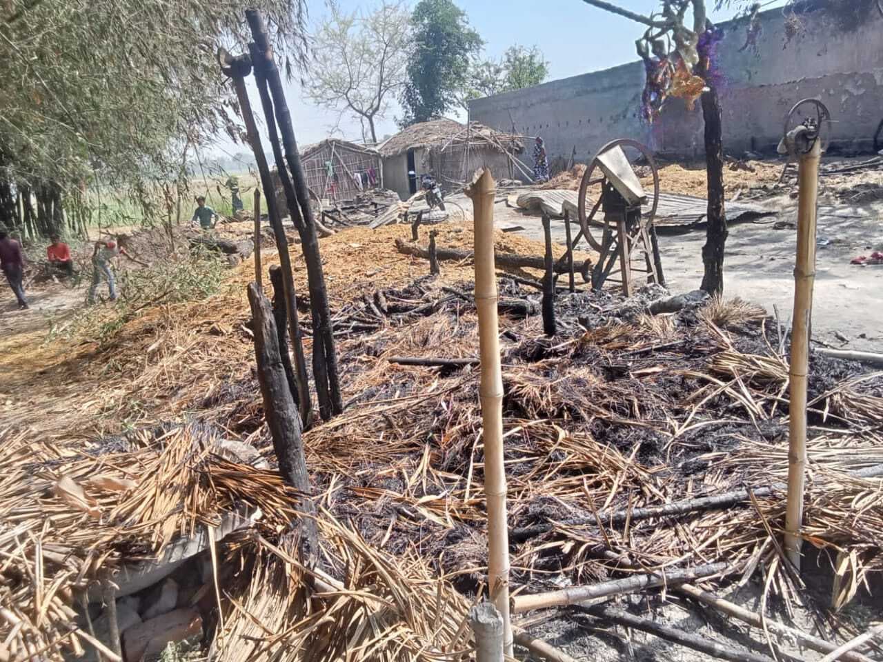 अगलगी के दौरान झोपड़ी में सो रहे 60 वर्षीय ग्रामीण की मौत, नौ घर जले