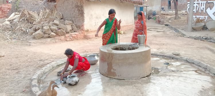 Gaya News : मानपुर में कुएं के गंदे पानी से बुझ रही प्यास