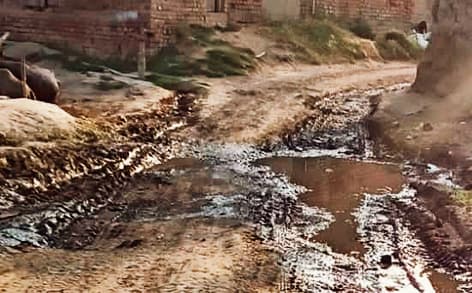 मुख्य रास्ते पर उभरे गड्ढे में जमा रहता है गंदा पानी, आवागमन करने में ग्रामीणों को हो रही परेशानी