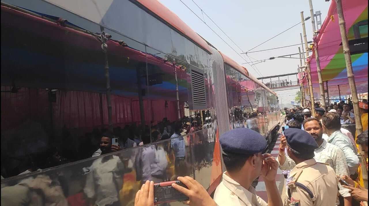 Madhubani News : ‘नमो भारत’ ट्रेन की हुई शुरुआत, पीएम ने वर्चुअल माध्यम से हरी झंडी दिखा कर किया रवाना