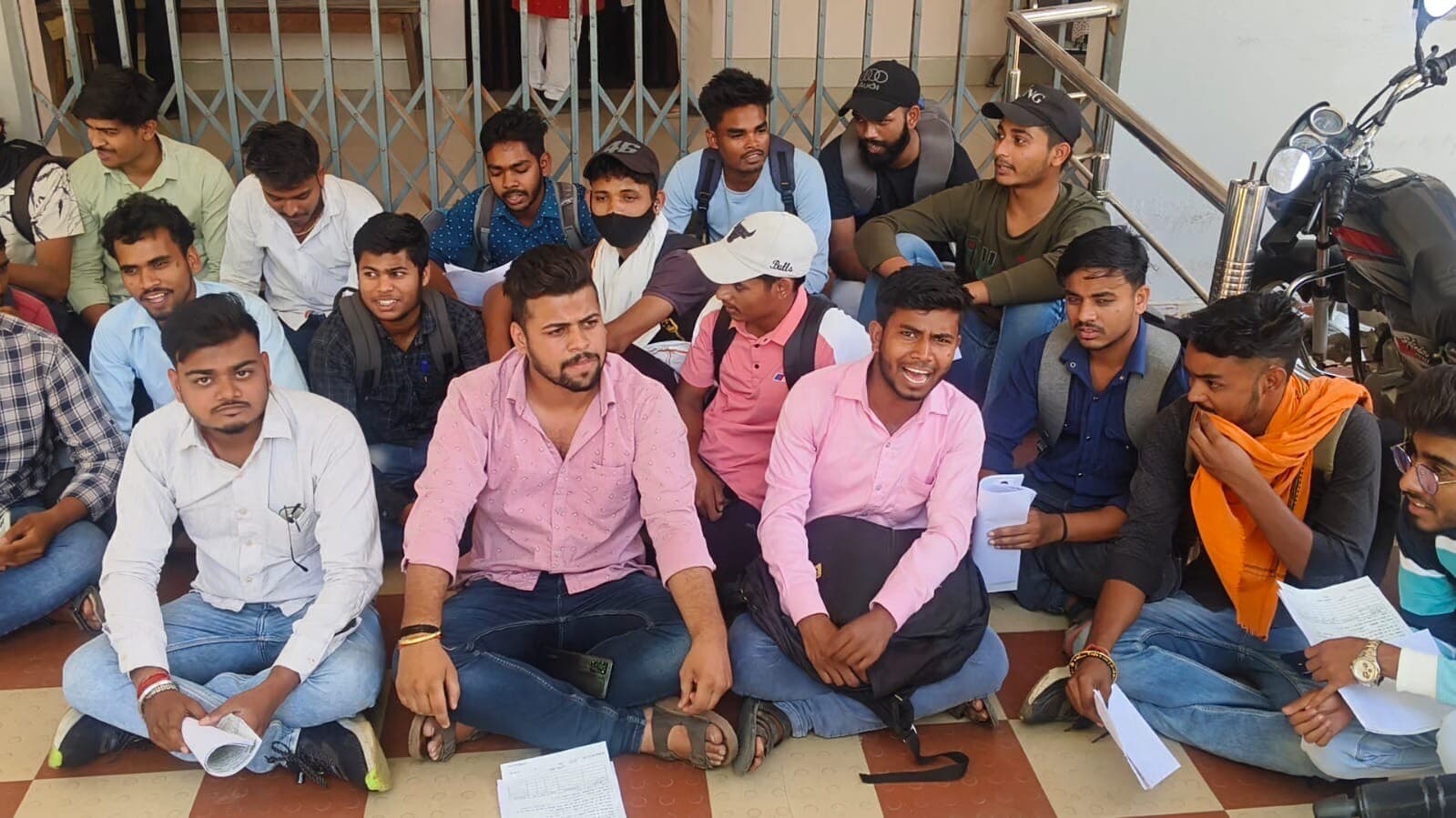 एनएसयूआई ने गिरिडीह कॉलेज में की तालेबंदी, कॉलेज प्रशासन पर लगाया मनमानी का आरोप