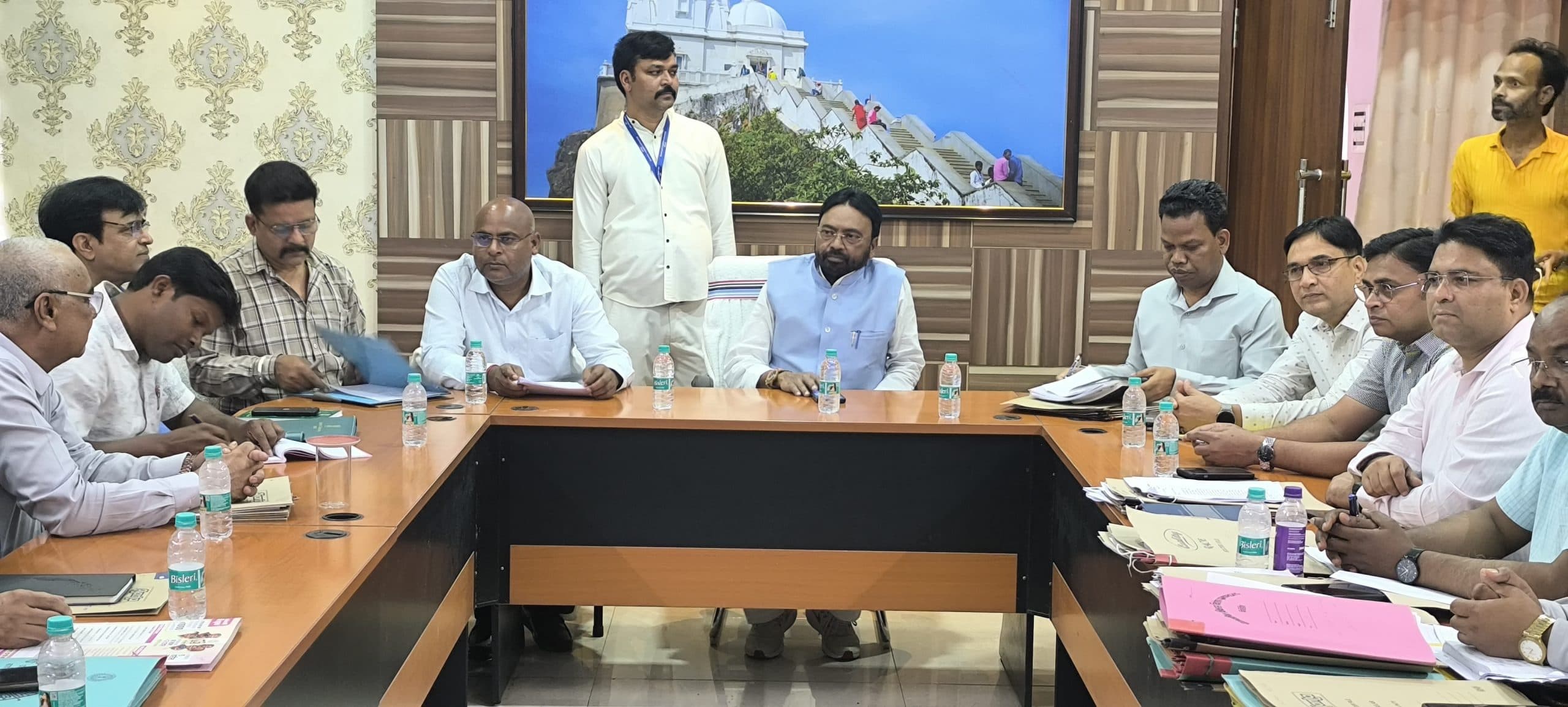 Giridh News :अनागत प्रश्न क्रियान्वयन समिति ने अधिकारियों के साथ की बैठक