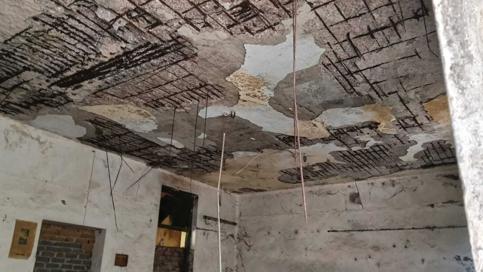 Chaibasa News : जिस भवन को देखकर डर लगता है, वहां रह पढ़ने को विवश हैं 200 छात्र