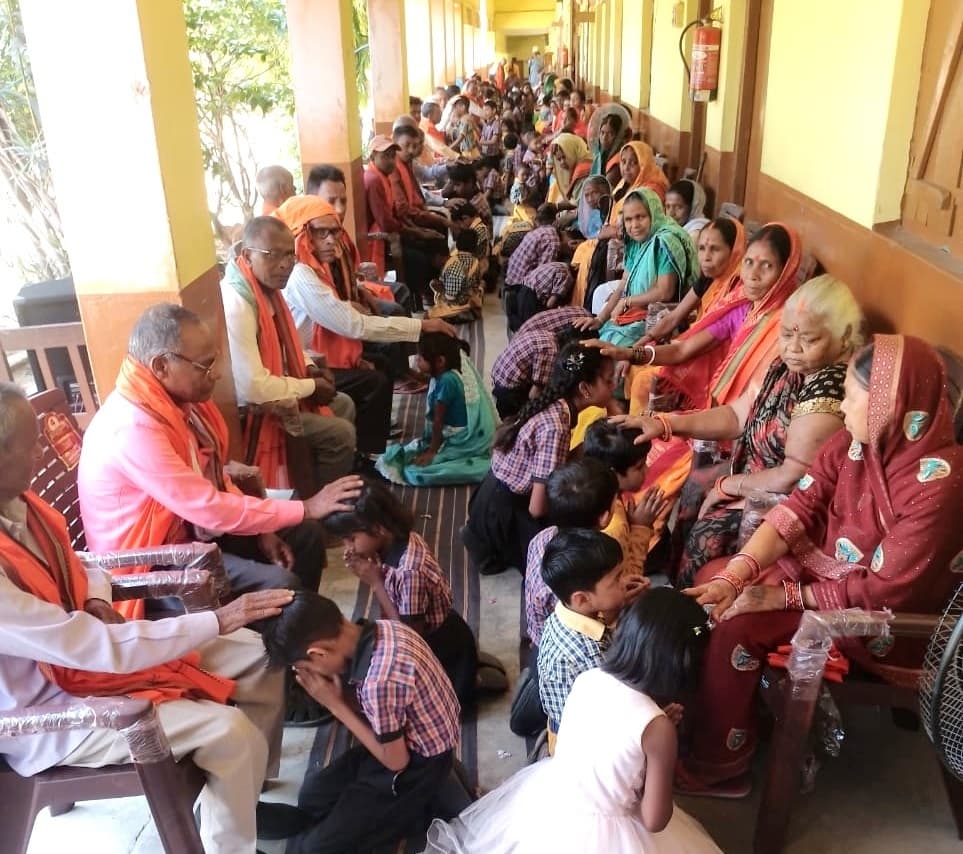 Bokaro News : बच्चों ने दादा-दादी व नाना-नानी को किया सम्मानित