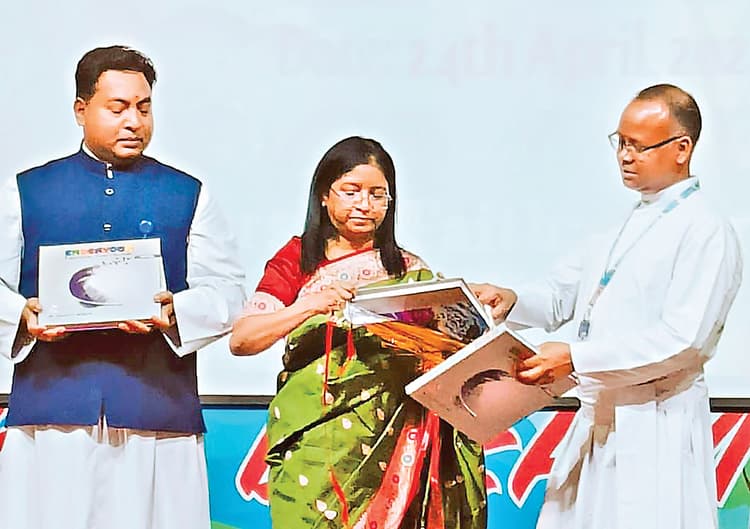 ranchi news : संत जेवियर्स स्कूल डोरंडा में 11वीं के विद्यार्थियों का स्वागत, गृह सचिव वंदना दादेल ने कहा : लक्ष्य के प्रति समर्पित रहें विद्यार्थी