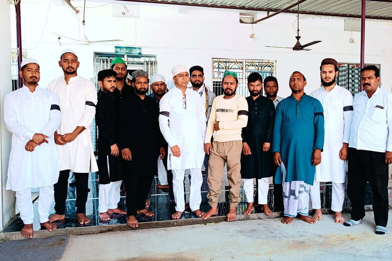 मुसलमानों ने काली पट्टी लगा कर नमाज अदा की