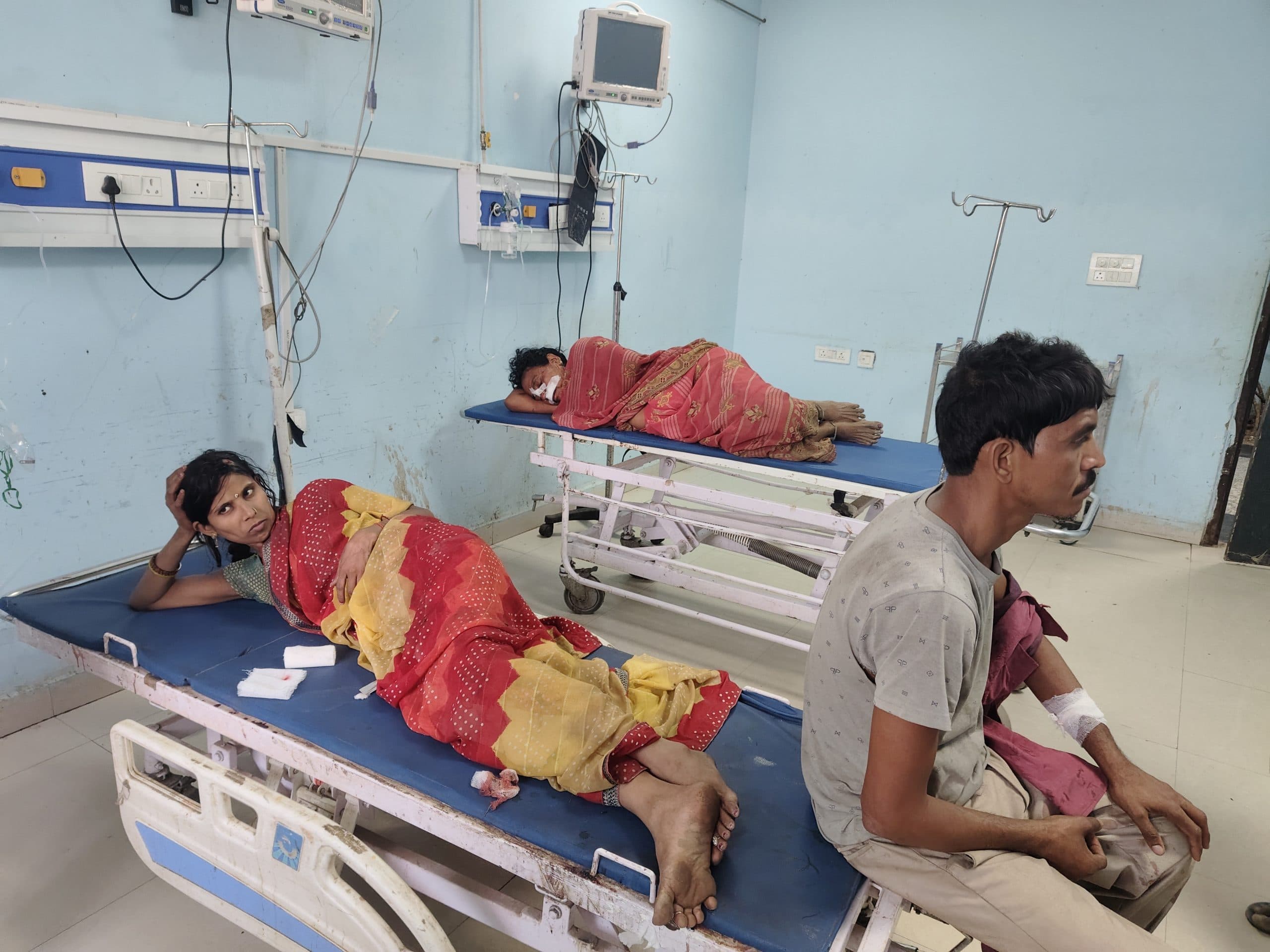 गाली-गलौज करने का विरोध करने पर दंपती समेत तीन को पीटा