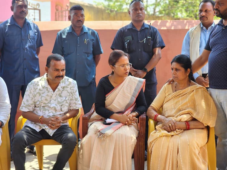 Jamshedpur news. झालदा जाकर आतंकी हमले में मारे गये मनीष रंजन के परिजनों से मिले मंत्री व विधायक