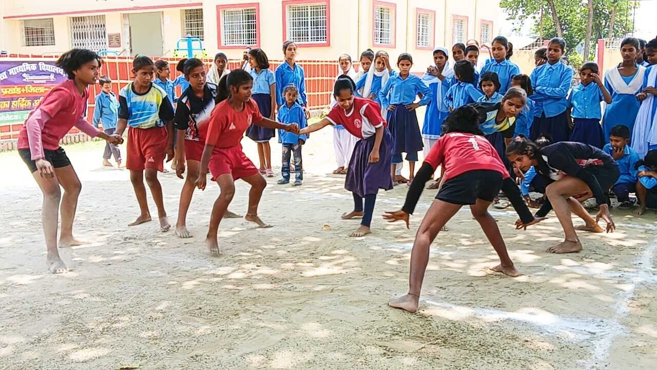 उच्च माध्यमिक विद्यालय मलिया में खेलकूद प्रतियोगिता शुरू