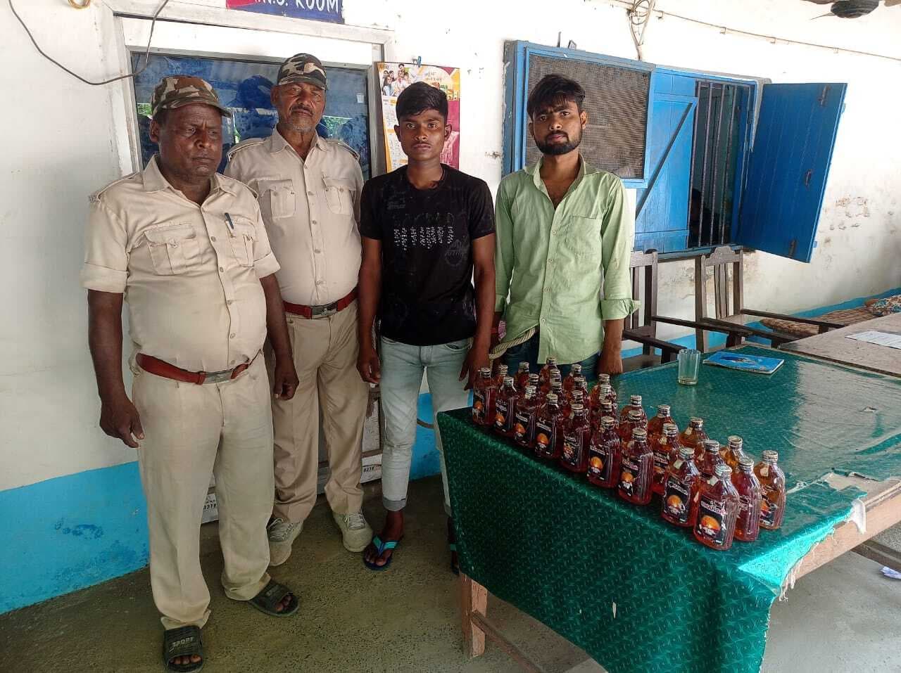 30 बोतल शराब व बाइक के साथ दो तस्कर गिरफ्तार