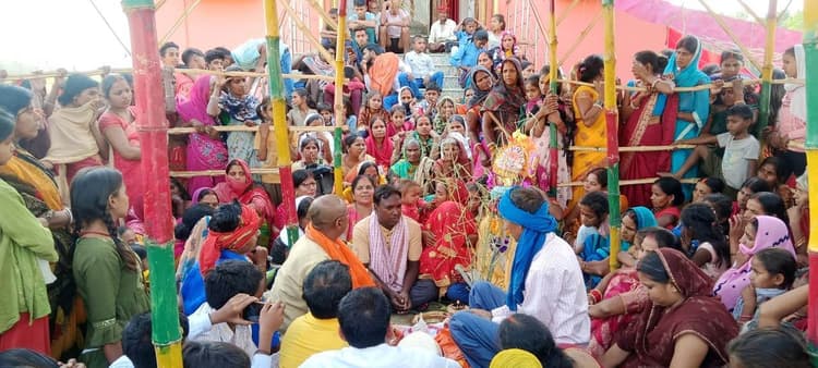 अनाथ लड़की की शादी का गवाह बने ग्रामीण