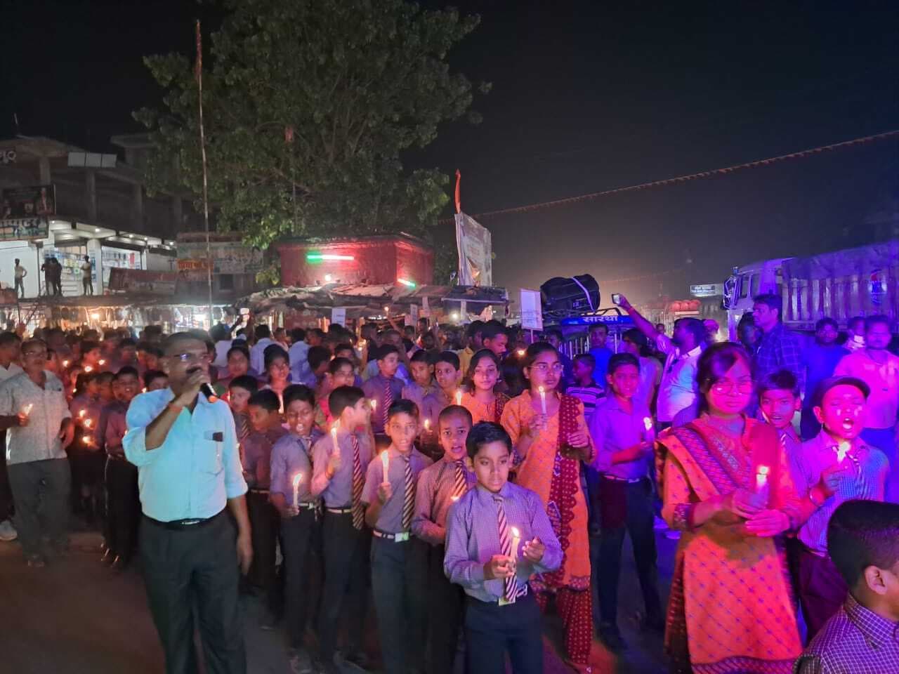 कैंडल मार्च निकाल कर आतंकवाद के खिलाफ दिया एकजुटता का संदेश