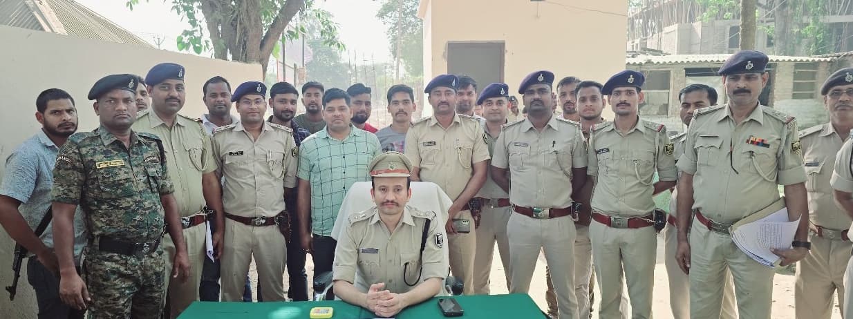 सिलीगुड़ी से छपरा जा रहे ट्रक से 2891 लीटर विदेशी शराब बरामद, चालक फरार, खलासी गिरफ्तार