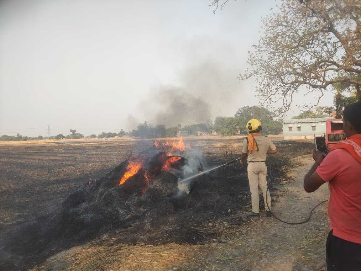 देवपुर गांव में चना व गेहूं का बोझा जलकर राख