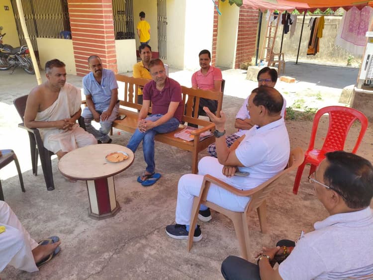 पूर्व सांसद के परिजनों से मिले पूर्व स्पीकर, बंधाया ढांढस