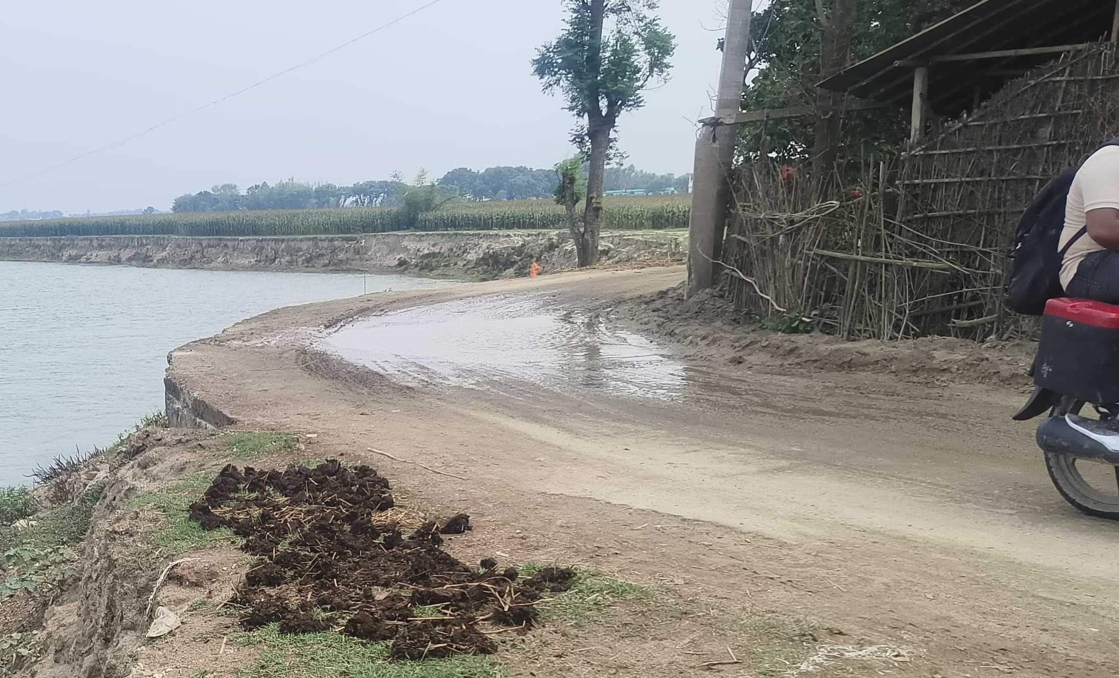 सड़क किनारे रेलिंग बनाने की एसडीओ से की मांग