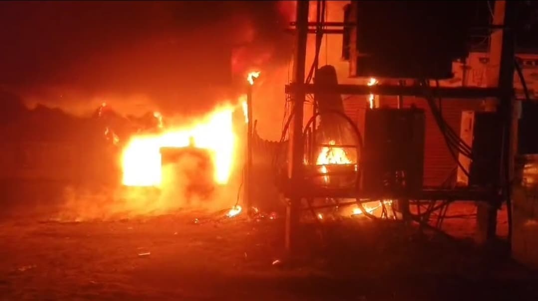 पार्ट्स की दुकान में लगी आग, लाखों रुपये का सामान जला