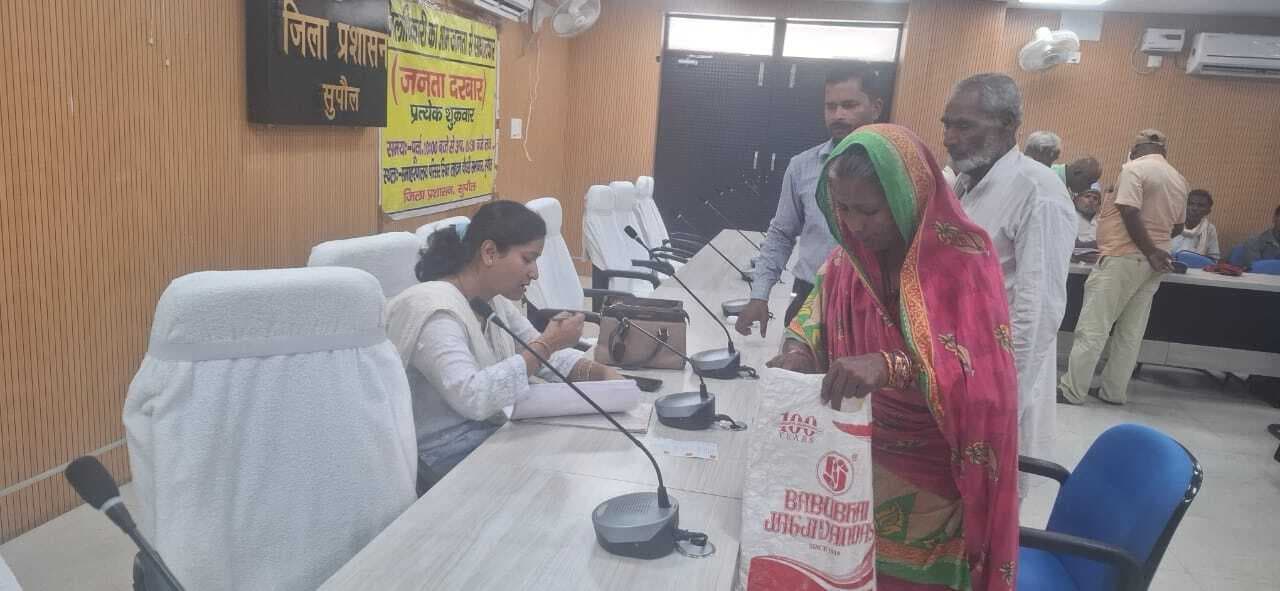 डीएम की अध्यक्षता में जनता दरबार का आयोजन, 32 शिकायतों का किया गया निवारण