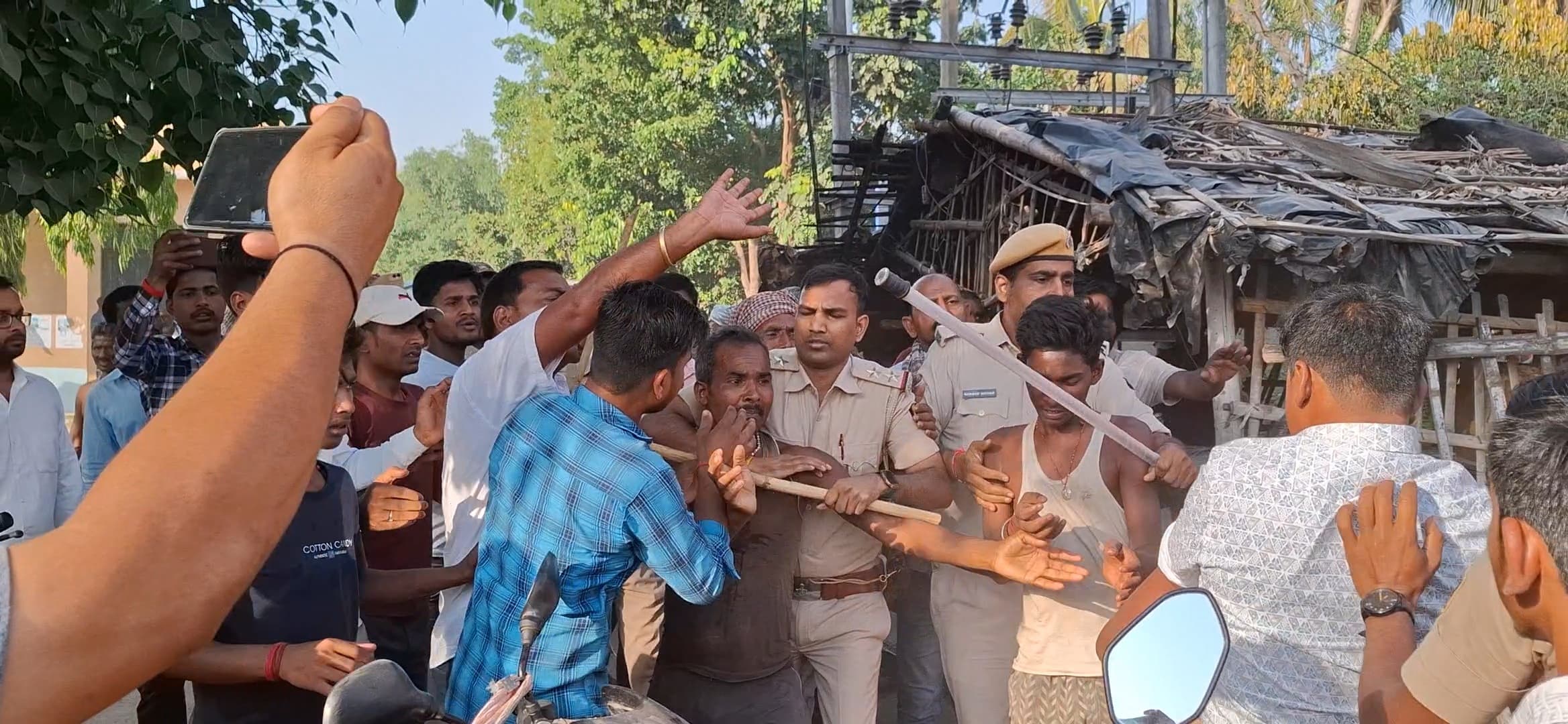 दो बाइकों की टक्कर में युवक की मौत, दो घायल, सड़क जाम