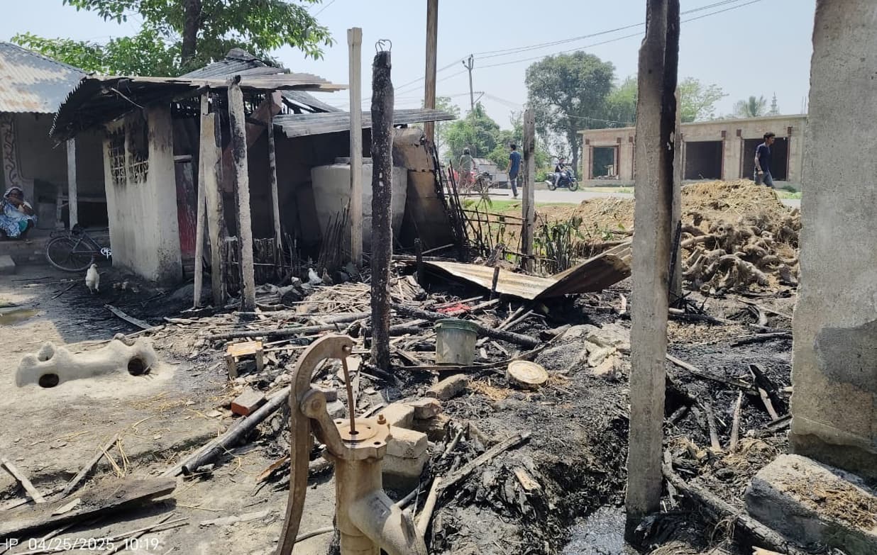 इस्लामपुर गांव में आग लगने से दो घर जलकर राख
