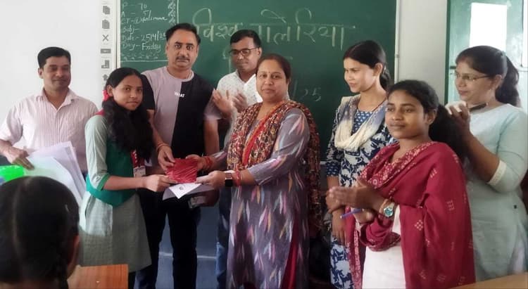 छात्राओं को मलेरिया से बचाव की दी गयी जानकारी