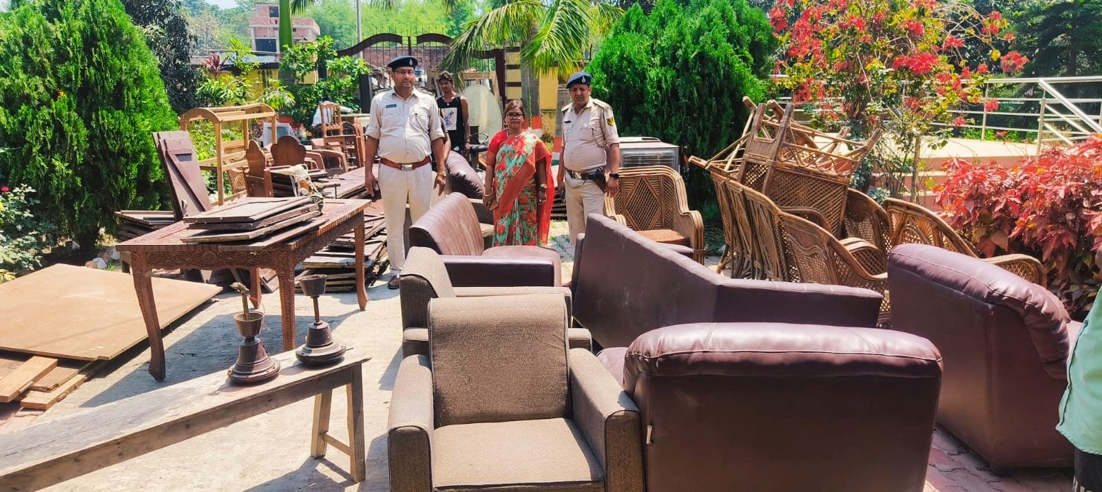 पति व पुत्र के सरेंडर के बाद पुलिस ने बीमा को लौटाया कुर्की का सामान