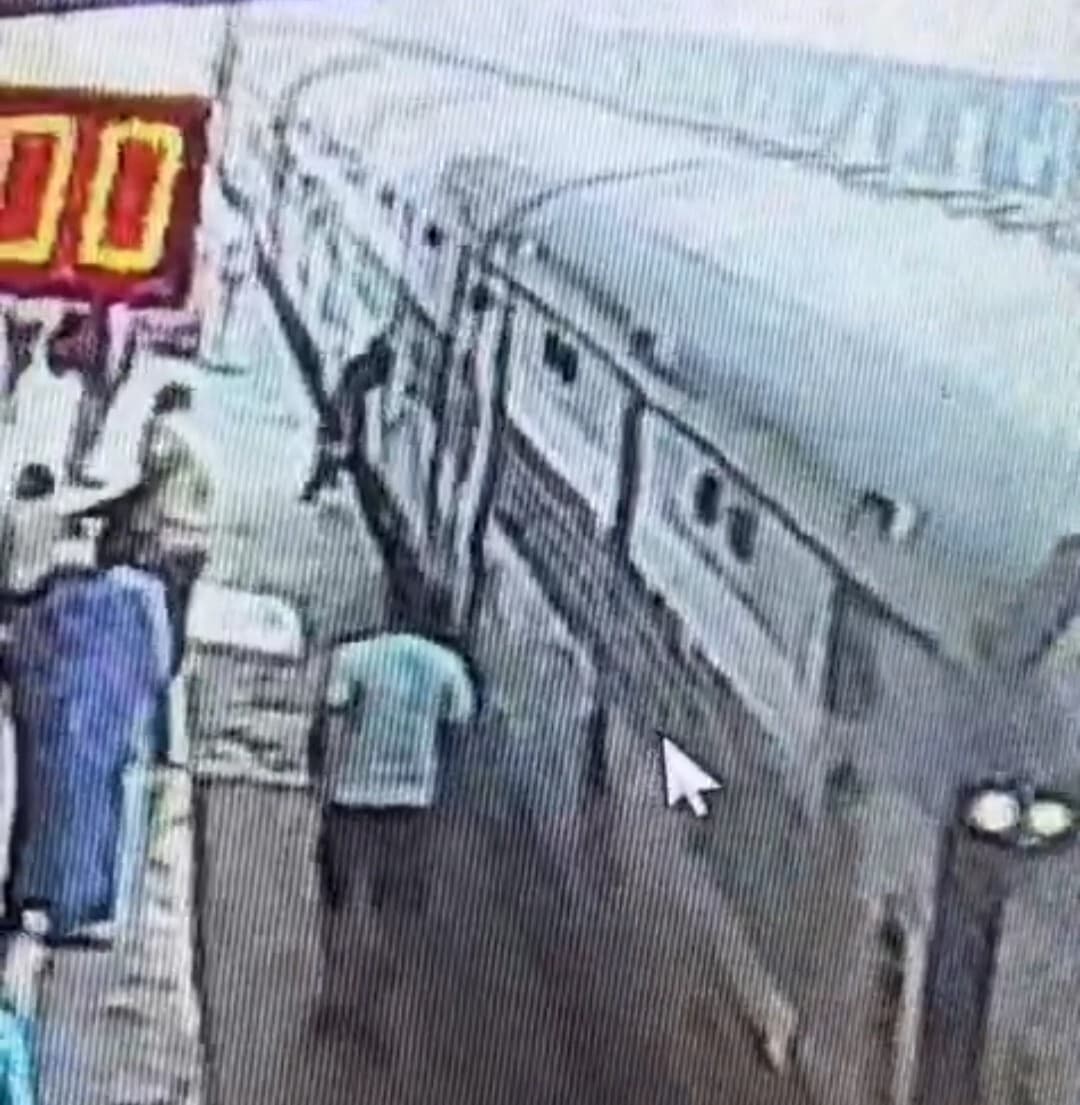 चलती ट्रेन में चढ़ते समय पैर फिसला, आरपीएफ जवान ने बचायी जान