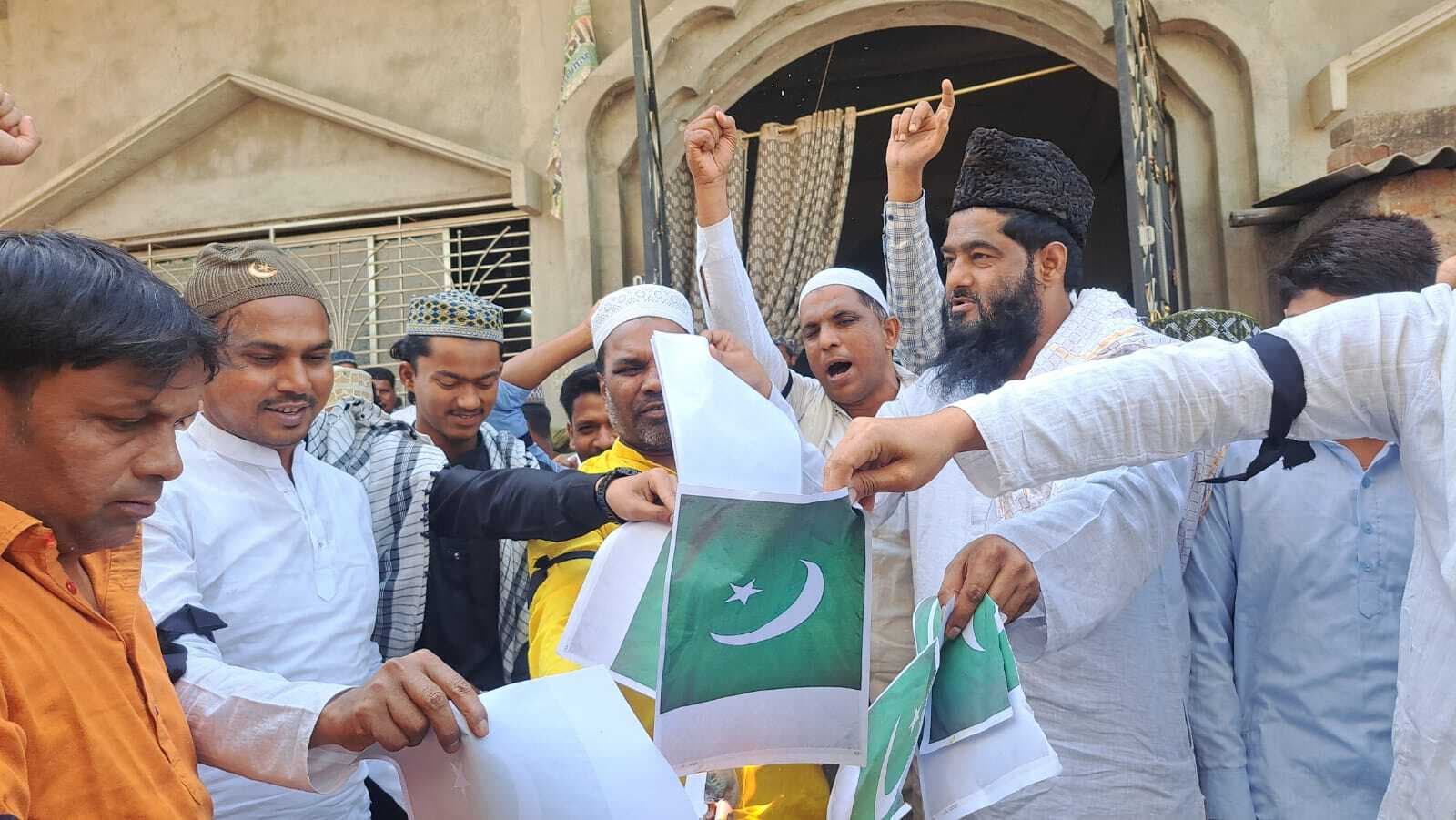 जुमे की नमाज के अदा करने के बाद जलाया पाकिस्तानी झंडा, की नारेबाजी