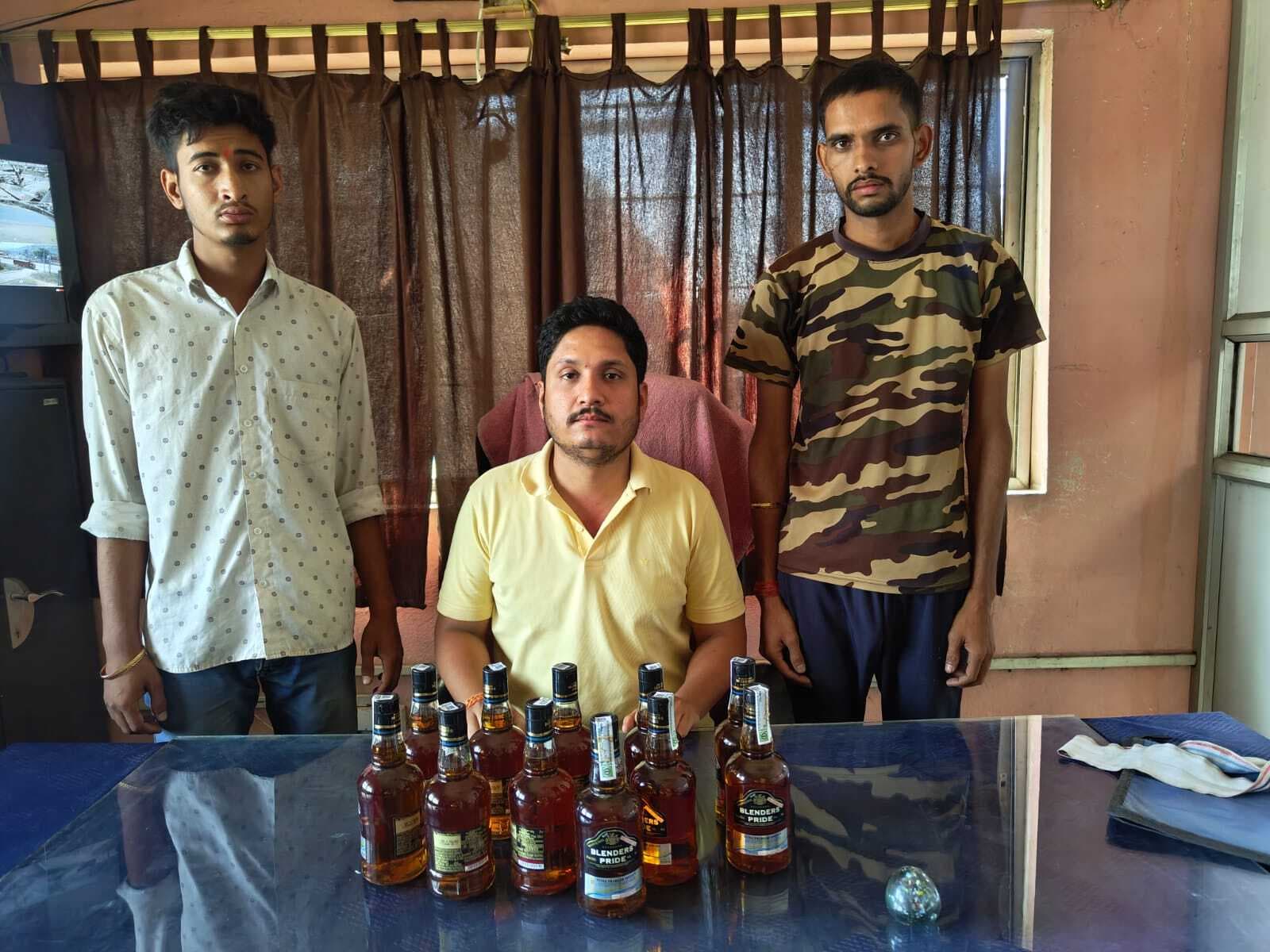 बस से शराब लेकर जा रहे तीन युवकों को गिरफ्तार, भेजा गया जेल