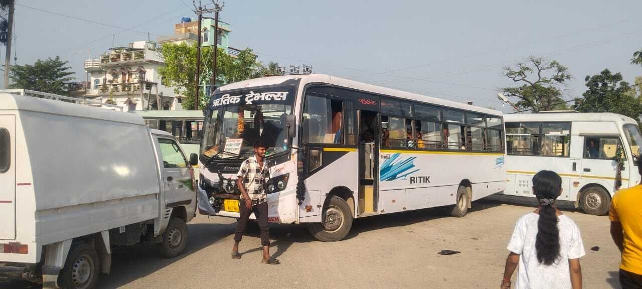 दोगुना स्टैंड शुल्क वसूली से नाराजगी, बस संचालकों ने पथ जाम कर जताया विरोध