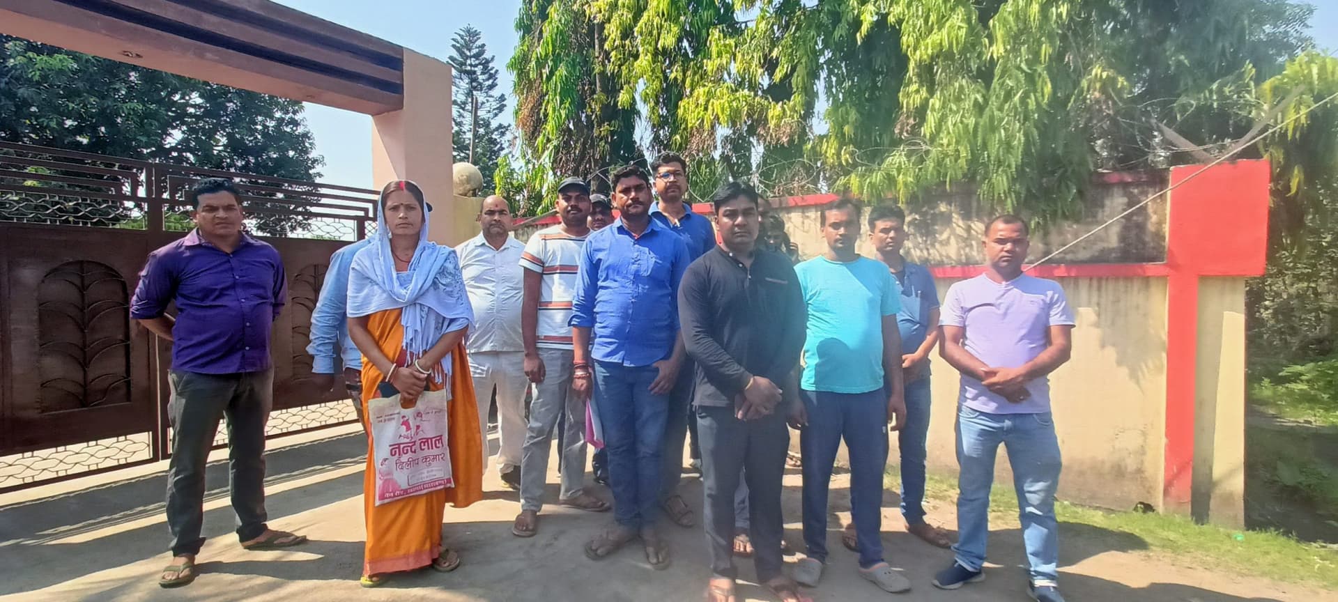 फीस बढ़ोतरी के विरोध में अभिभावकों ने किया प्रदर्शन