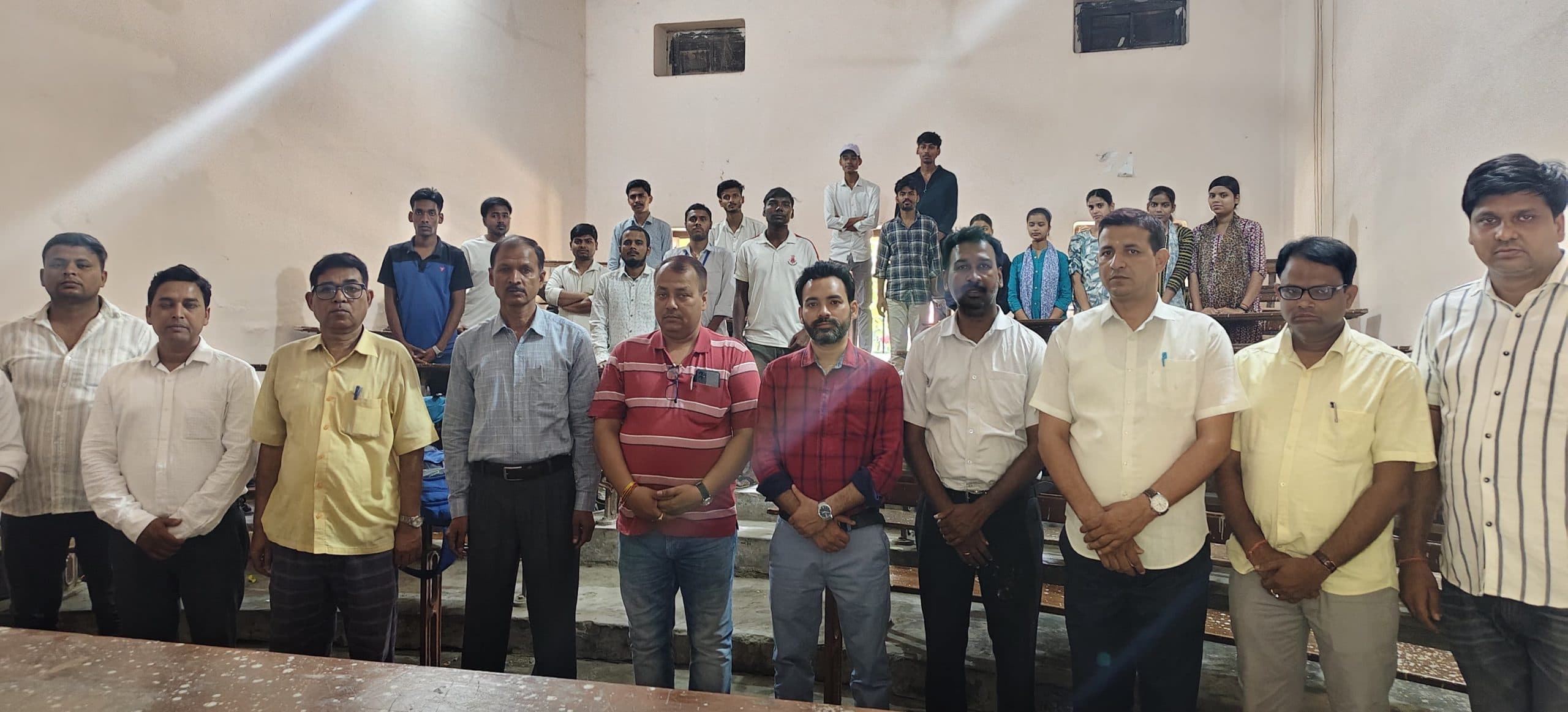 आतंकी हमले में शहीद हुये पर्यटकों को कॉलेज में दी गयी श्रद्धांजलि