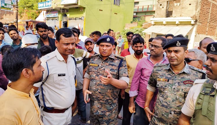 सिलिंडर फटने से लगी आग, 14 दुकानें जलकर खाक