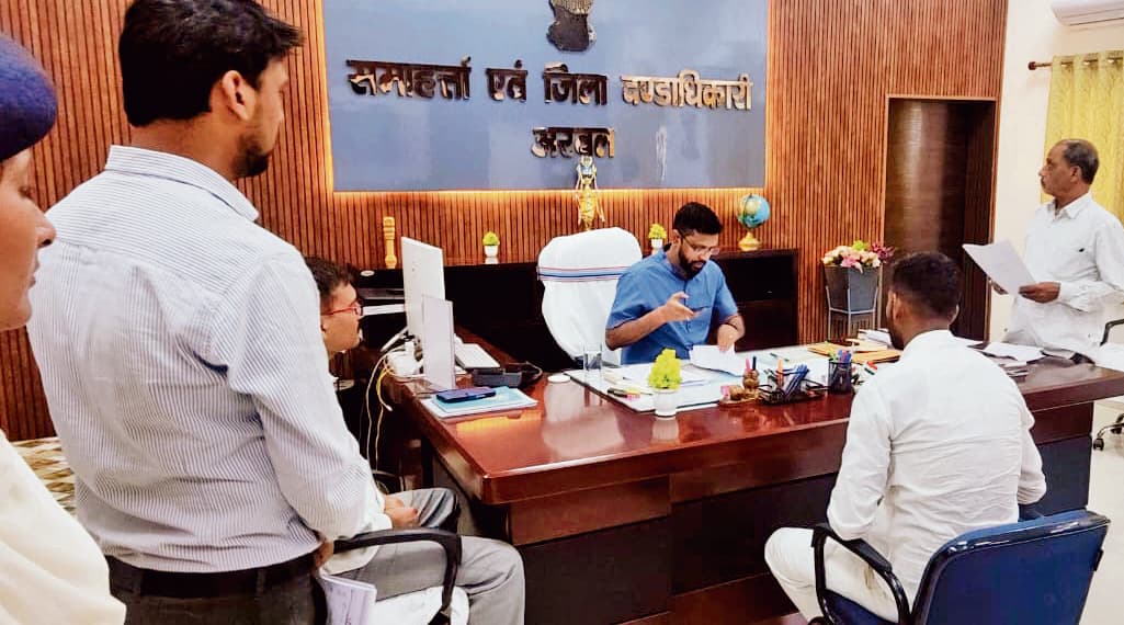 डीएम के जनता दरबार में पहुंचे 21 फरियादी
