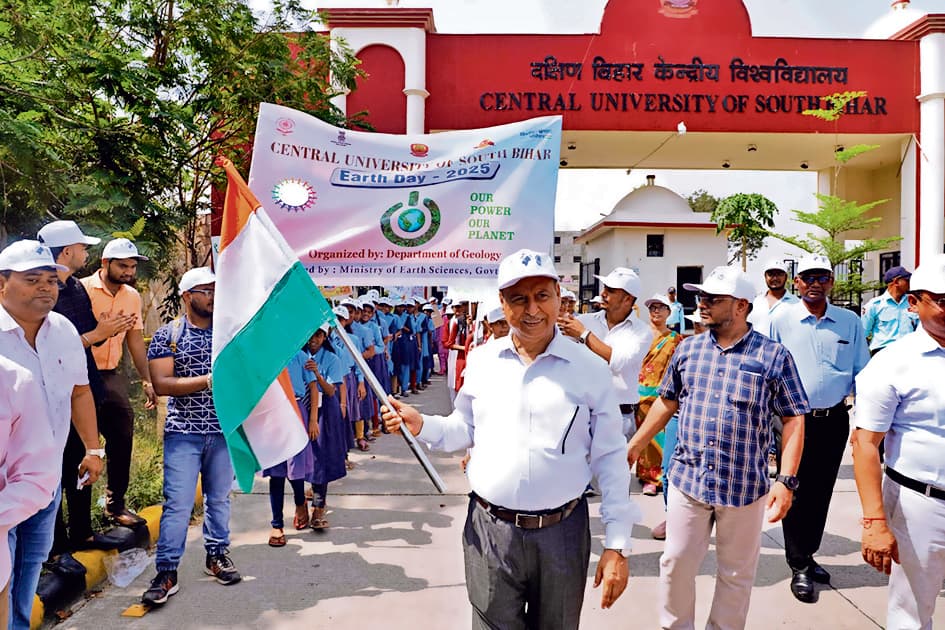 Gaya News : पृथ्वी को बचाने के लिए ऊर्जा संरक्षण को बढ़ावा दें