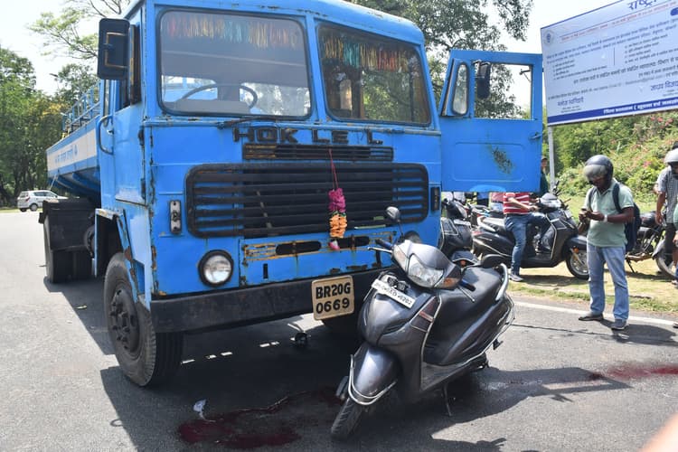 Bokaro News: पानी टैंकर की चपेट में आने से स्कूटी सवार की मौत