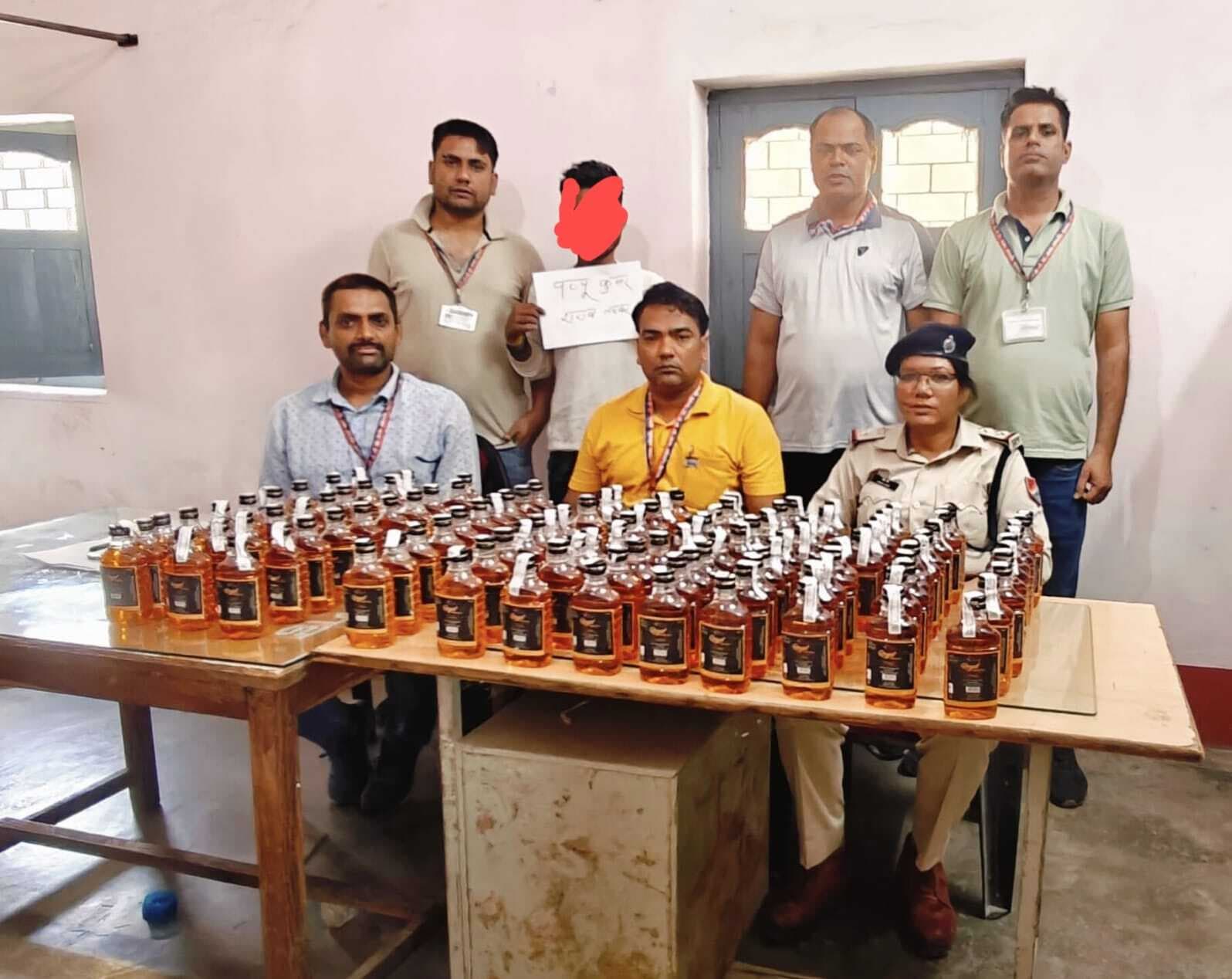 Giridih News : ट्रेन में 120 बोतल अंग्रेजी शराब के साथ युवक गिरफ्तार