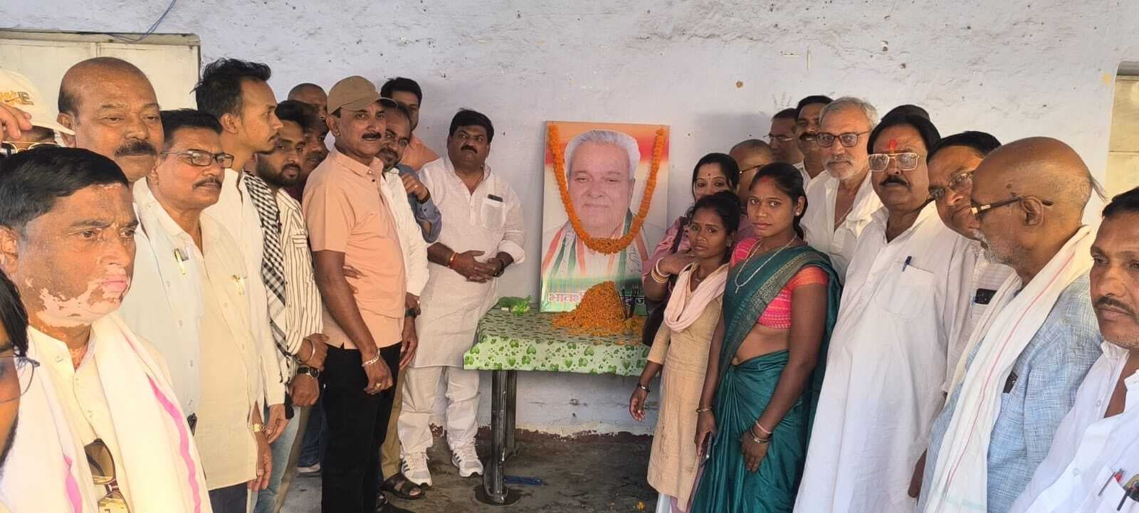 Giridih News : पूर्व सांसद के निधन पर जिला कांग्रेस कार्यालय में शोकसभा