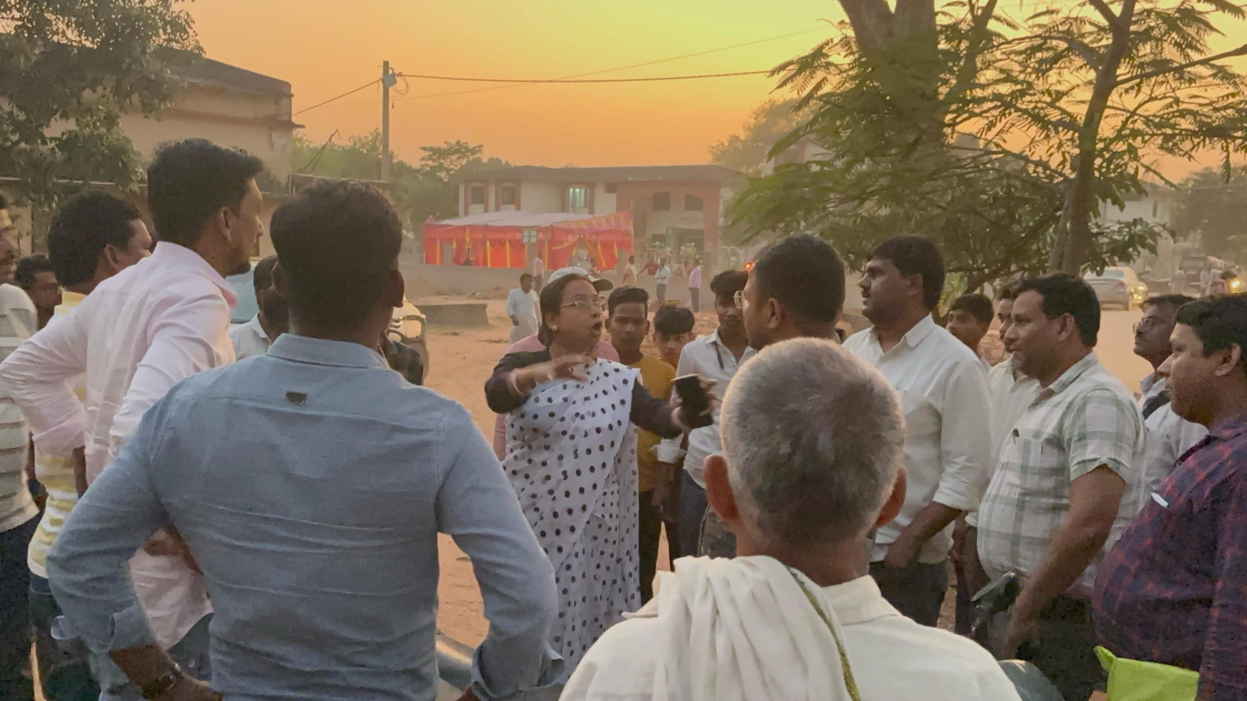 Giridih News :जमुआ निबंधन कार्यालय में पथराव कर सात डीड ले भागे लोग, हमले में बचीं सब रजिस्ट्रार, एक गिरफ्तार