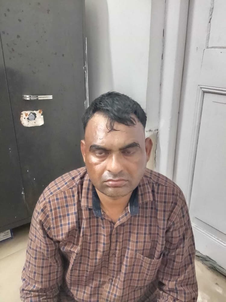 Jamshedpur News : टाटानगर स्टेशन से दिल्ली का शातिर अपराधी गिरफ्तार, ट्रेनों में यात्रियों को बेहोश कर करता था चोरी