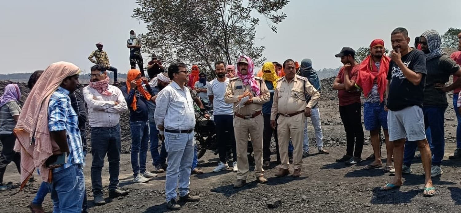 लिफ्टरों व एसोसिएशन ने एक घंटा कोयला ढुलाई रोकी