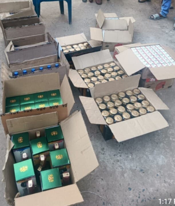 मैजिक गाड़ी से 144 लीटर विदेशी शराब जब्त, तस्कर गिरफ्तार